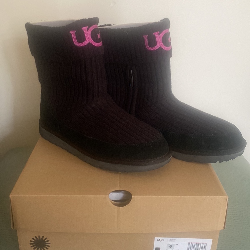 Girls knit uggs. Gently worn !